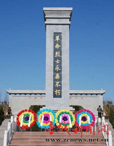 图一为新建成的烈士陵园纪念碑