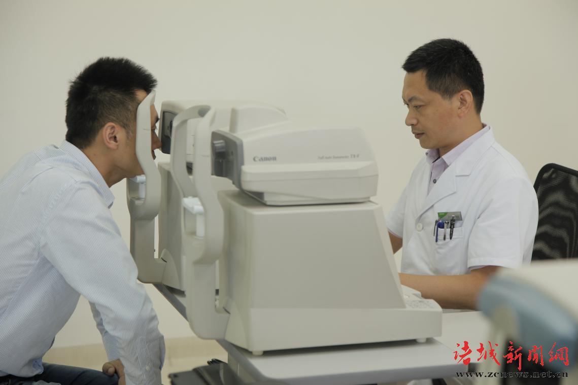 李福生表示,板层刀LSASIK是用金属刀制作角膜瓣,而板层刀不如人们想象的那样听话,操作起来并非百分之百地得心应手,偶尔出现问题会让手术医生进退两难。人们甚至发现,LASIK的术中和术后并发症大多数是由板层刀引起的。也就是说,手术的风险主要集中在制作角膜瓣的步骤上,而并非是在激光切削的步骤上。