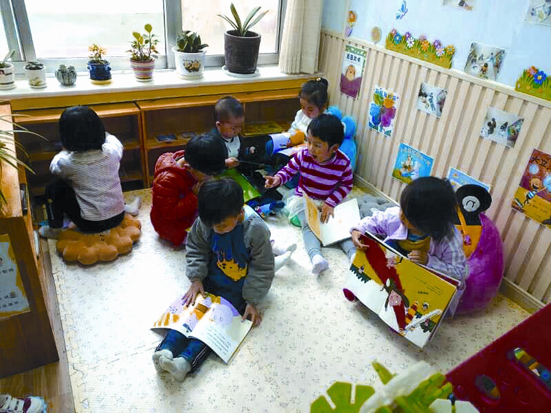 四月伊始,市直机关幼儿园就启动了阅读节21天阅读习惯养成活动。每天晚上,孩子们都会和爸爸妈妈一起,听他们讲温暖的故事,并把自己听来的故事讲给爸爸妈妈听。在爸爸妈妈的耐心引领和温暖陪伴下,孩子们用小眼睛看大世界,在书海中漫步、在书香中成长。近日,该园又号召家长利用周末时间带领孩子参观书店和图书馆,去感受那里浓厚的读书氛围,提高孩子们对阅读的认识,激发孩子们的阅读兴趣。